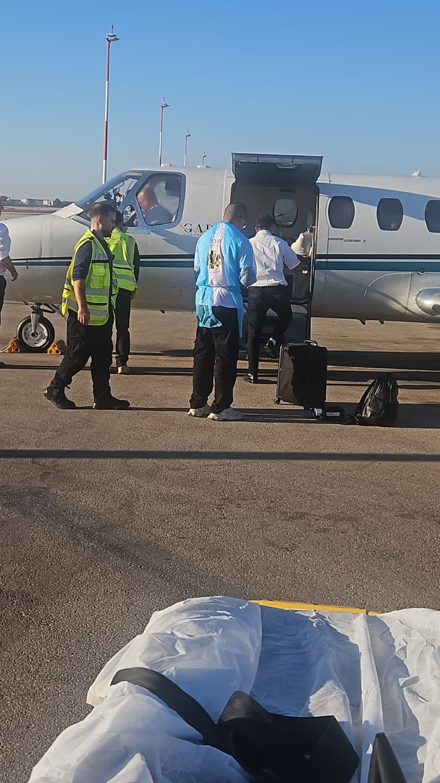 צוות רפואי ליד מטוס אמבולנס במהלך הטסה רפואית